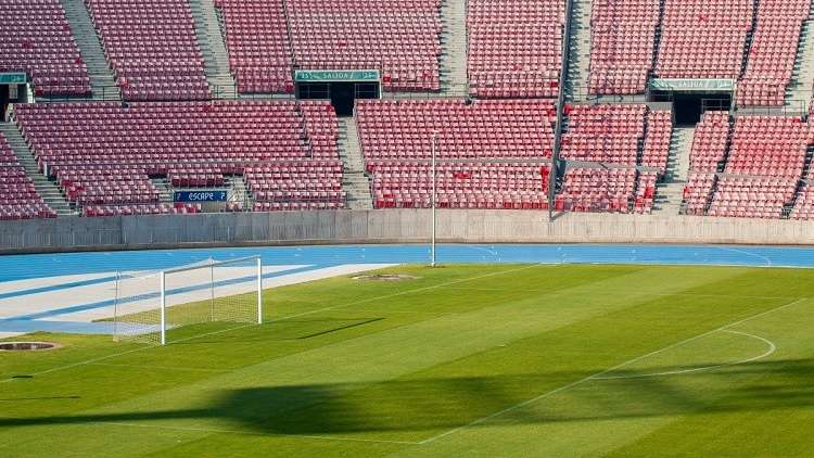 رجل يفجر نفسه وسط ملعب لكرة القدم..!