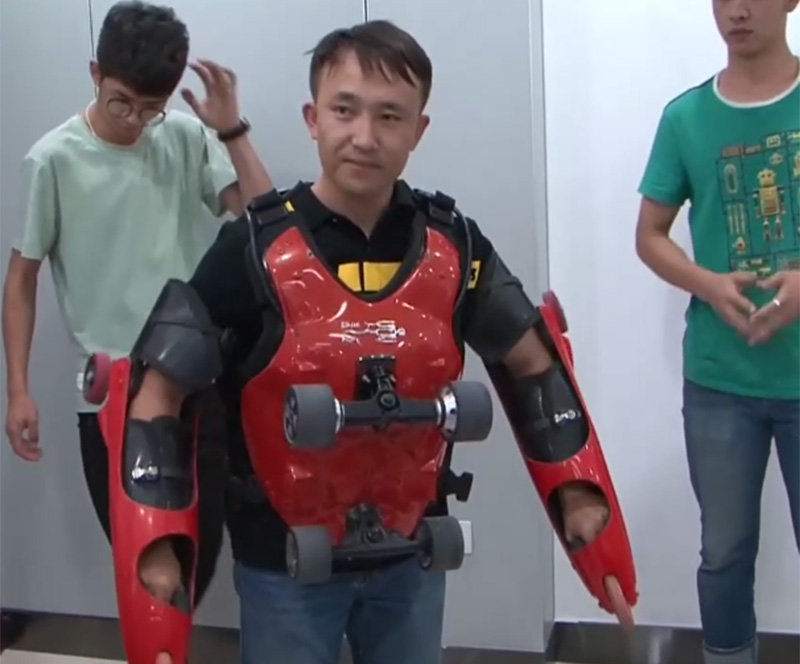 بالفيديو.. تقليد رجل لــ جاكي شان يعرضه للخطر وخرق القانون