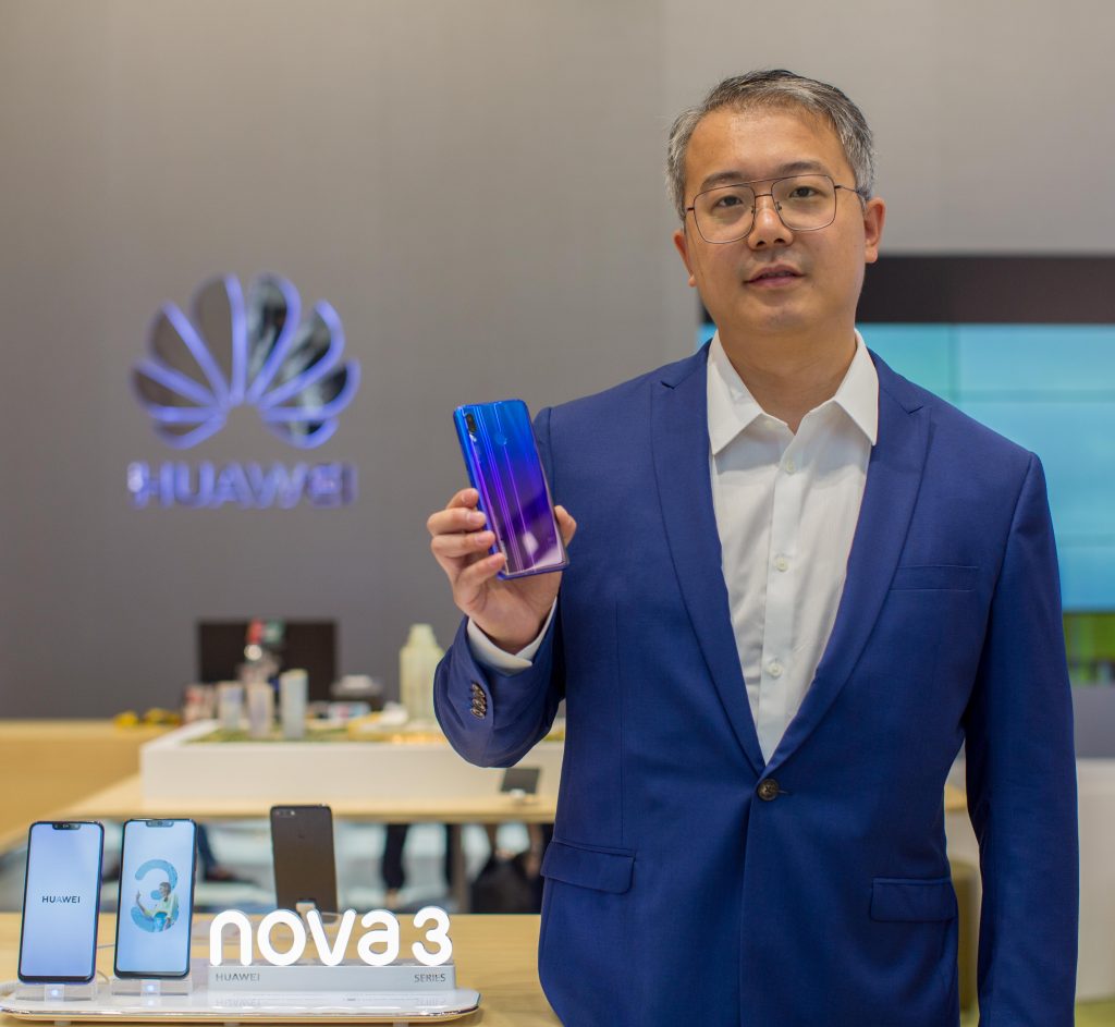 David Wang, UAE Country Manager, Huawei Consumer Business Group holding the new HUAWEI nova 3