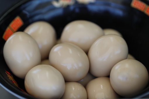 بسبب لعبة جنسية مع شريكته .. رجل يحشي نفسه بـ 15 بيضة مسلوقة