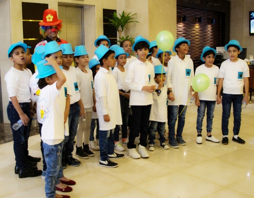 children-from-dar-al-ber-charity-association-at-makkah-millennium-hotel-towers-_-group-photo-with-clown