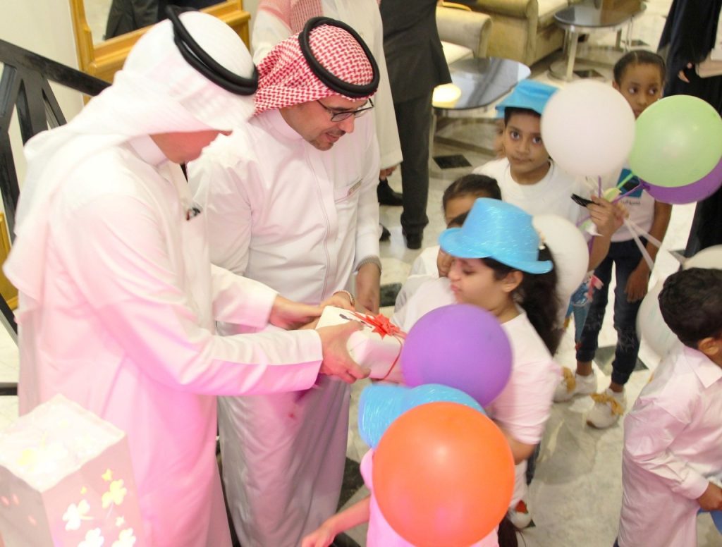 children-from-dar-al-ber-charity-association-at-makkah-millennium-hotel-towers-_gifts