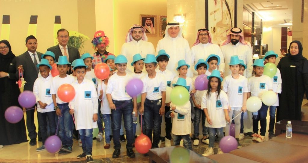 children-from-dar-al-ber-charity-association-at-makkah-millennium-hotel-towers-group-photo-with-gm-1