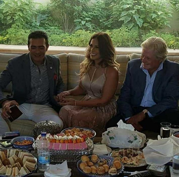 العريس-يقدم-الشبكة-لعروسته