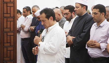 الفنان-يصلي-صلاة-الجنازة-على-والدته