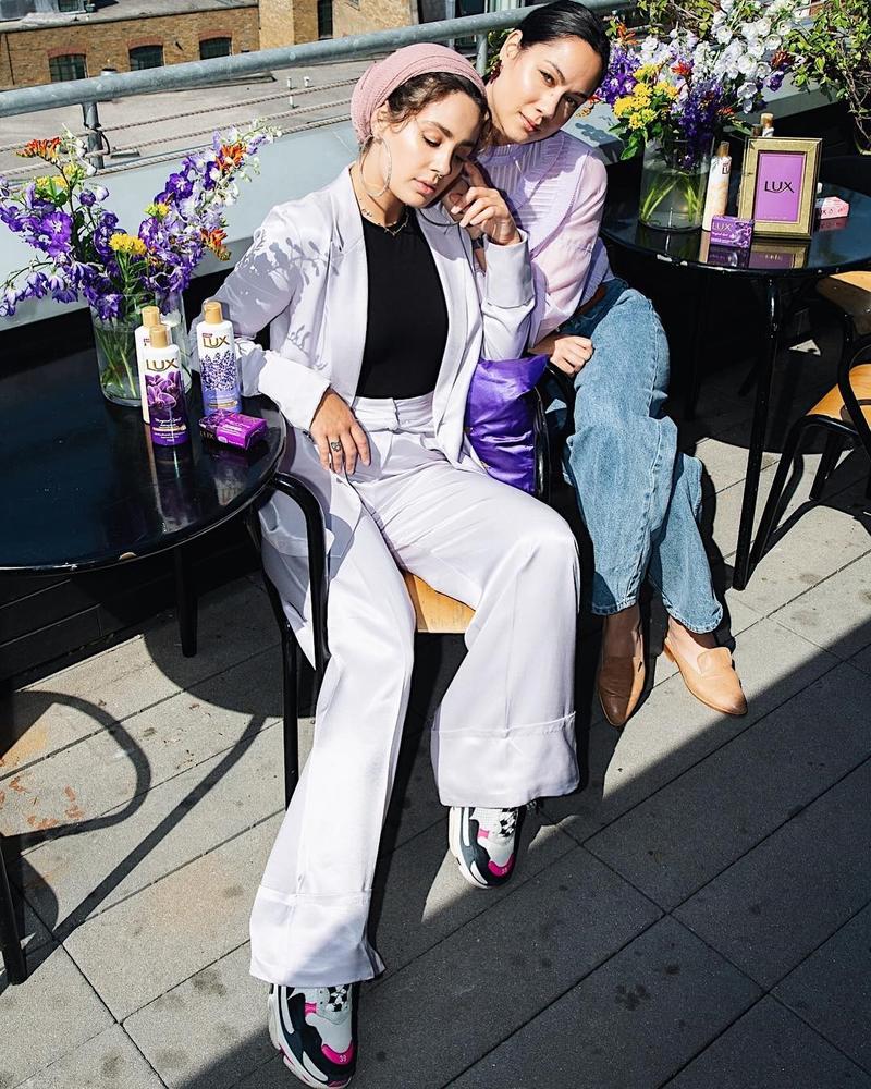 المدونة-آسيا-تعتمد-الحذاء-الرياضي-الضخم