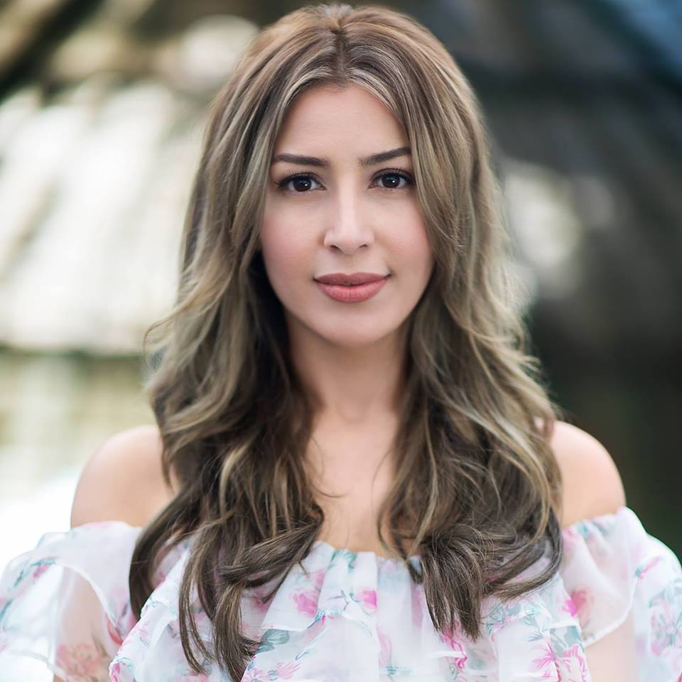 الفنانة جنات تبكي