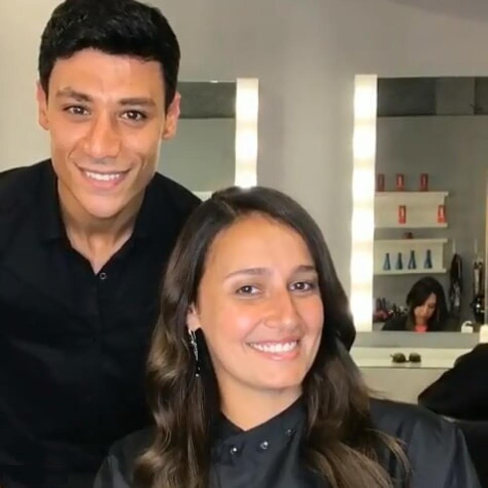 حلا-في-مركز-تجميل-لتغيير-لون-شعرها