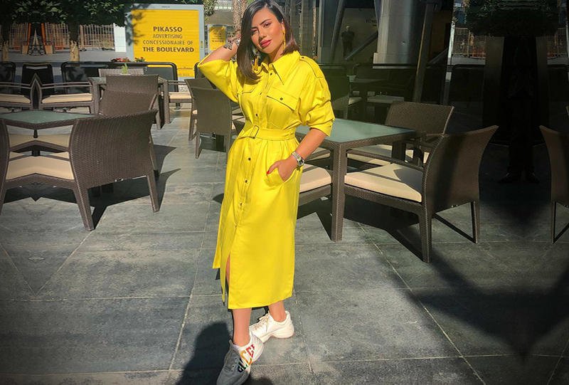 ديما-الأسدي-وإطلالة-كلاسيكية-مع-حذاء-رياصي-ضخم