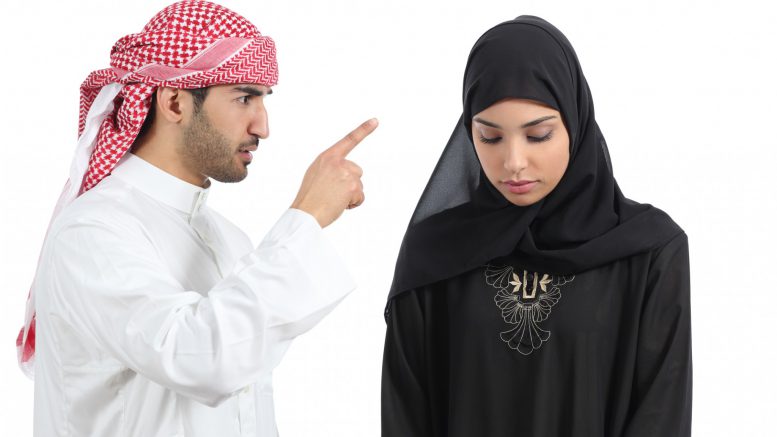 ابتزاز سعودي لزوجته المعلمة وتخييرها بين الحصول على قرض أو الطلاق