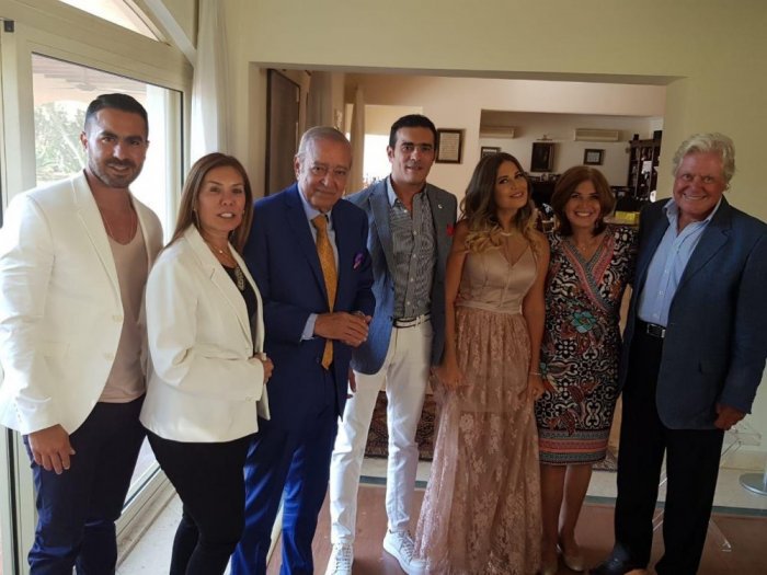 عقد-قران-منة-حسين-فهمي-وسط-حضور-العائلة