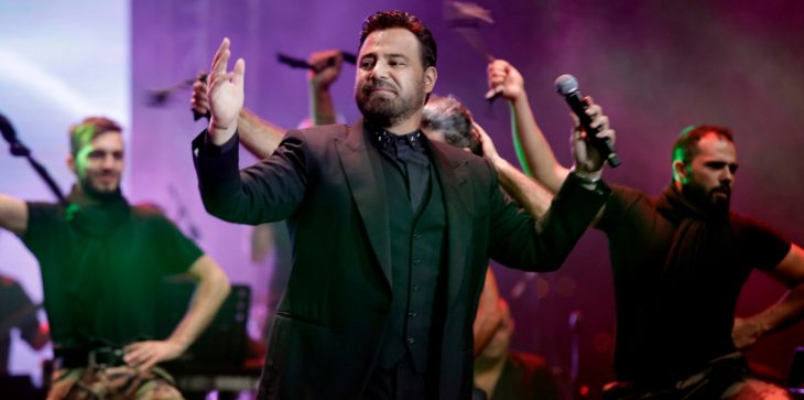 فتاة تحتضن عاصي الحلاني على المسرح