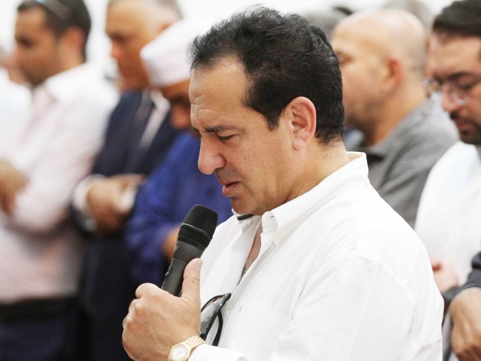 محمد-ثروت-خلال-صلاة-الجنازة