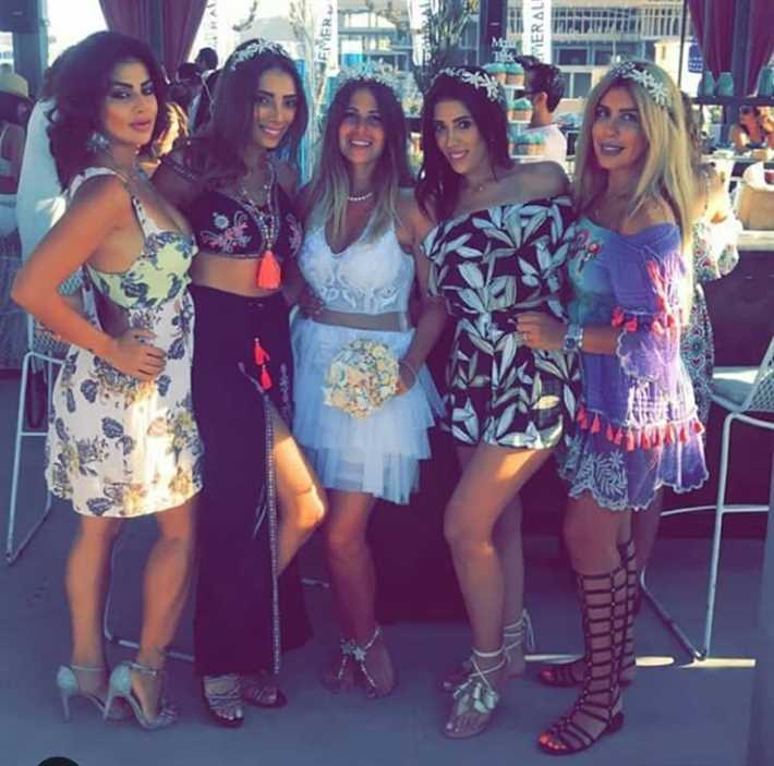 منة-فهمي-وأصدقائها