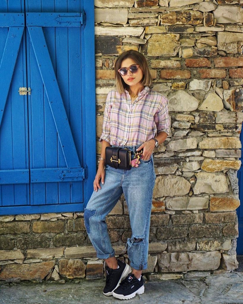 نهى-نبيل-واطلالة-كاجوال-بالجينز-مع-حذاء-رياضي-ضخم