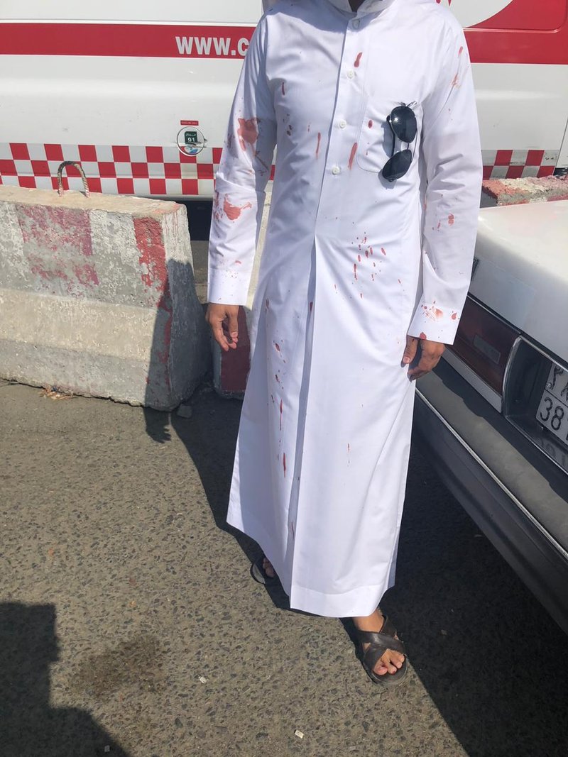 بعد أن سأله عن اسمه.. طالب سعودي يعتدي على معلمه ويطرحه أرضاً