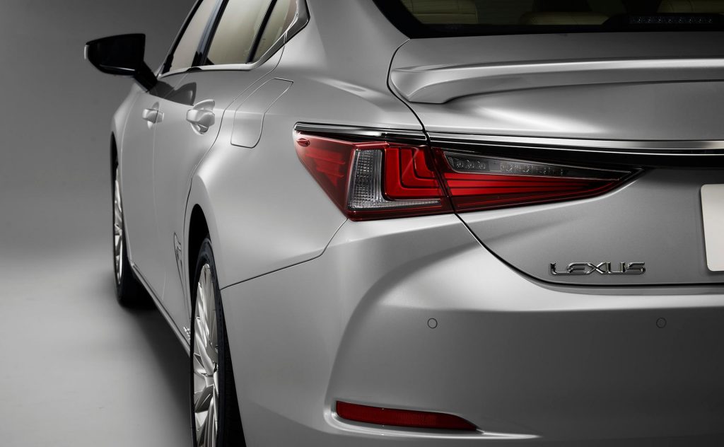 بالصور.. طرح سيارة Lexus ES هجينة في الإمارات