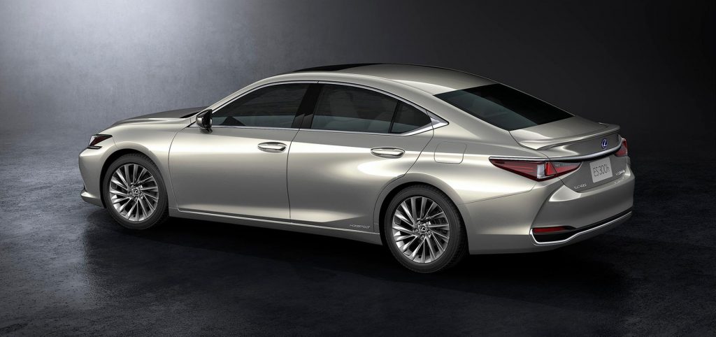 بالصور.. طرح سيارة Lexus ES هجينة في الإمارات