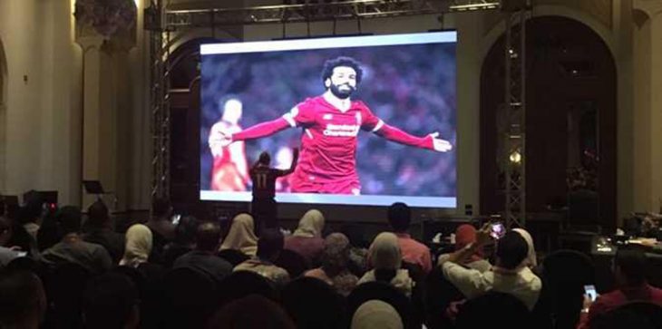 بالصور.. طبيب بريطاني يحاضر بمؤتمر دولي بقميص محمد صلاح