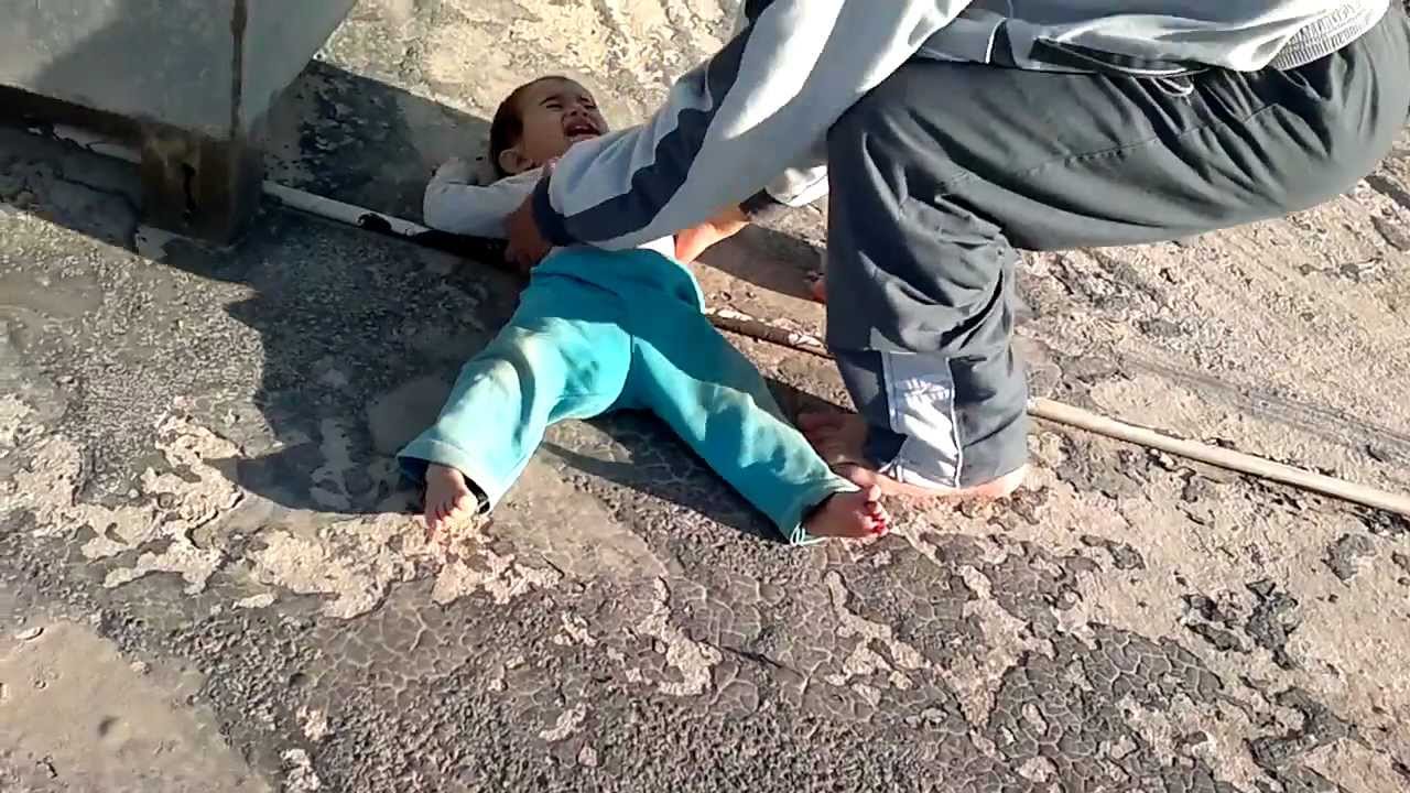وفاة طفل سقط من الطابق الرابع حاملاً آيباد