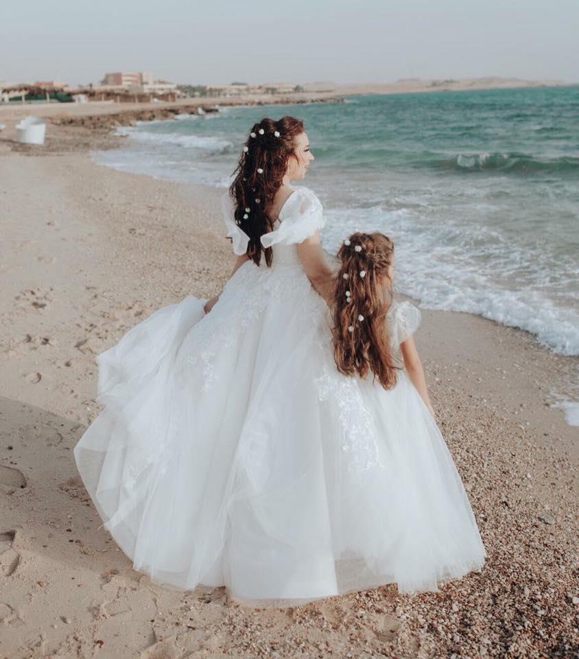 أسما-شريف-منير-مع-ابنتها-بالفستان-الابيض