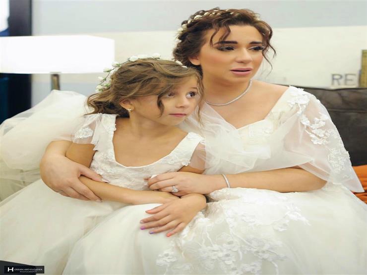 اسما شريف منير مع ابنتها في حفل زفافها