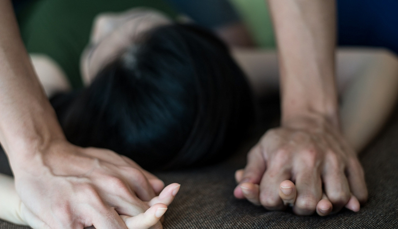 رجل يقوم بـ اغتصاب جارته وابتزازها بصور فاضحة حتى حملت منه 