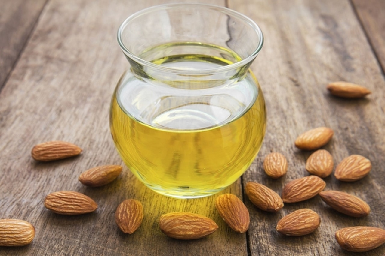 فوائد زيت اللوز الحلو 