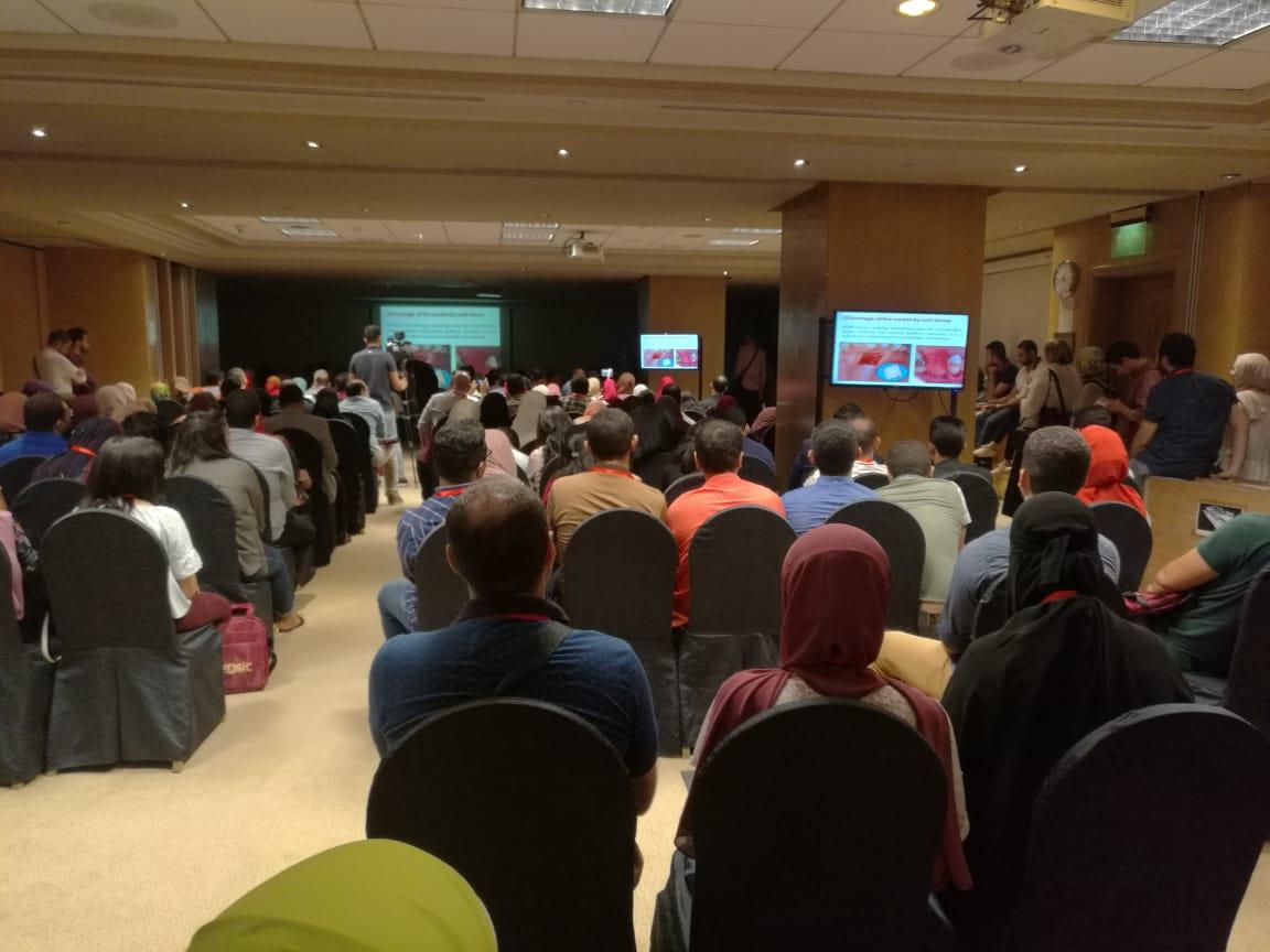 بالصور.. طبيب بريطاني يحاضر بمؤتمر دولي بقميص محمد صلاح