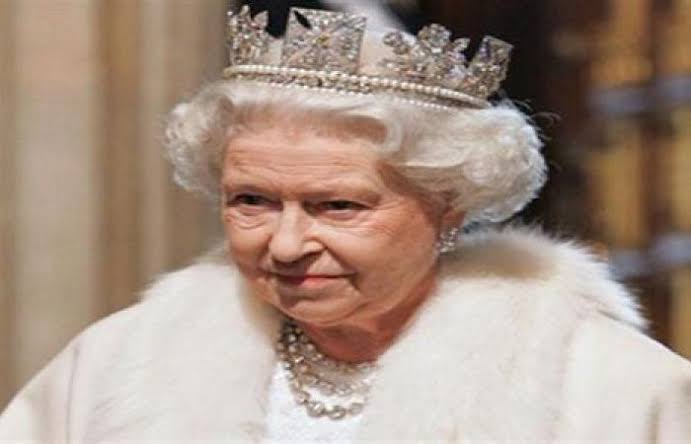 حقيقة تنازل الملكة إليزابيث عن عرش بريطانيا قريبا