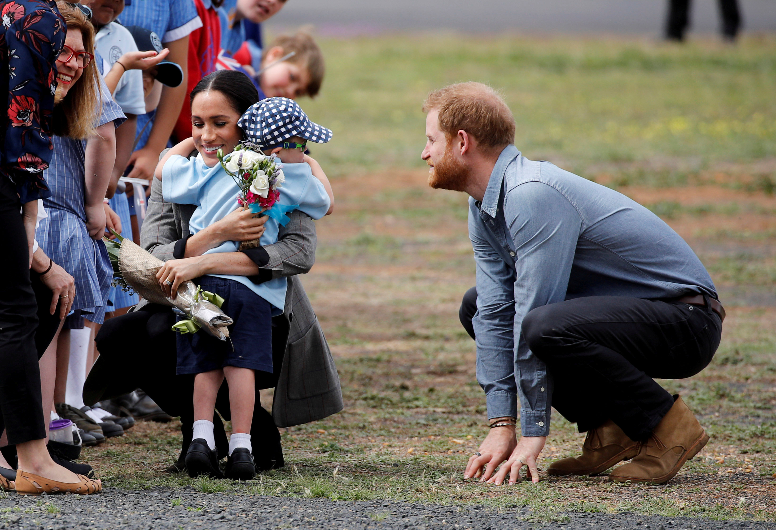 بالفيديو.. رد فعل طفل من ذوي الاحتياجات عند رؤية الأمير هاري يثير الذهول!
