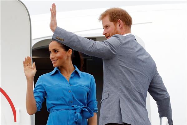 بالفيديو.. هلع على طائرة الأمير هاري وزوجته بعد فشل الهبوط في اللحظات الأخيرة!