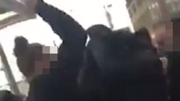بالفيديو.. تمزيق حجاب طالبة مسلمة وسحلها من قبل زميلاتها