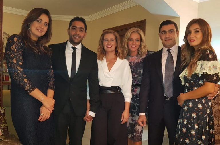 العروسين-وعائلاتهما