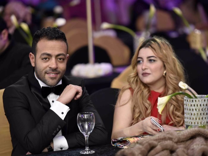 تامر عاشور مع زوجته