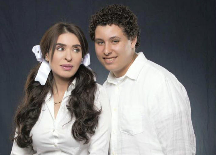 الراقصة دينا وإبنها