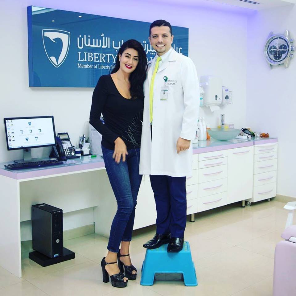 غادة عبد الرازق مع طبيبها 