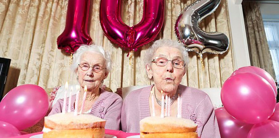 بالصور.. أكبر توأم معمّر في بريطانيا يحتفل ببلوغ 102 عام
