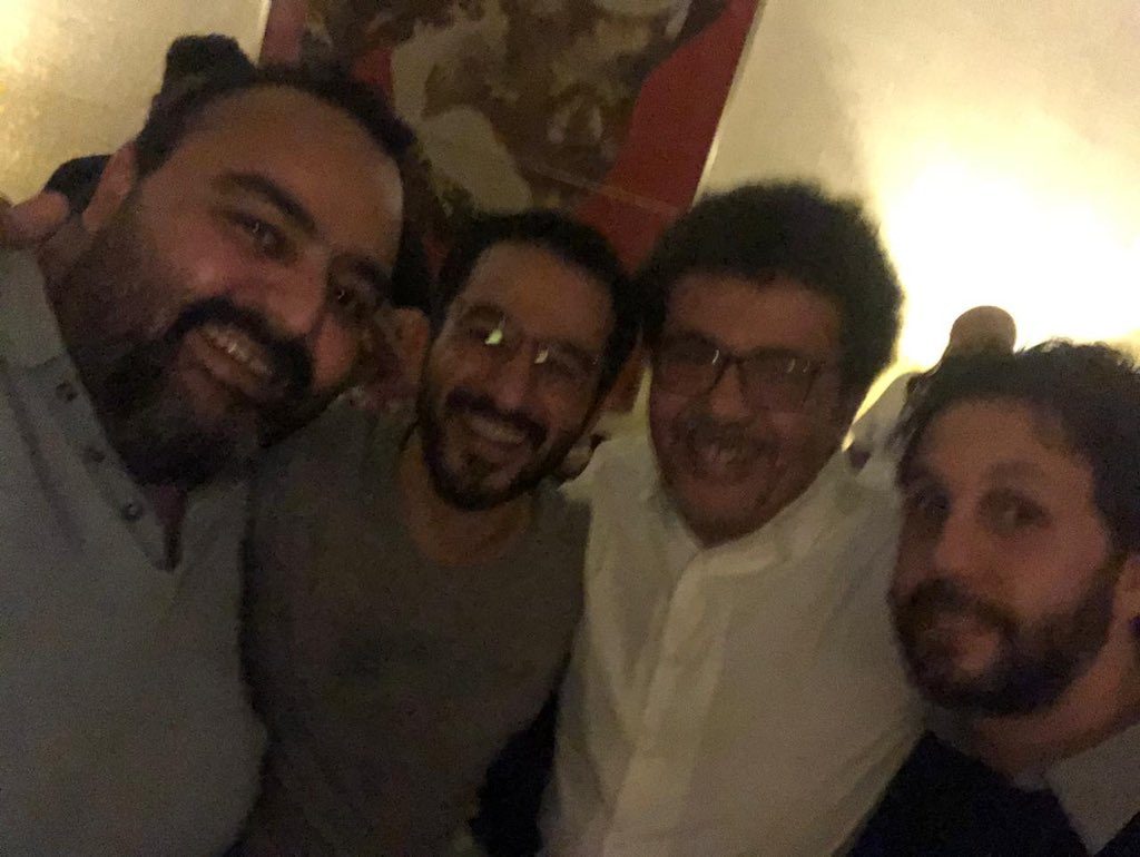 أحمد حلمي مع زملائه أثناء الإحتفال