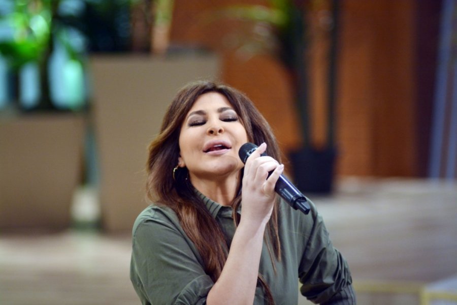 المطربة-اللبنانية-تغني-يا-مرايتي