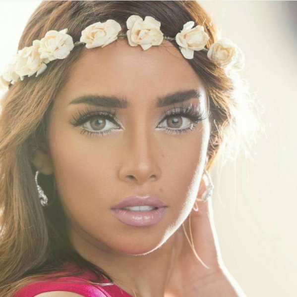 بلقيس-بطوق-ورد-عاجي