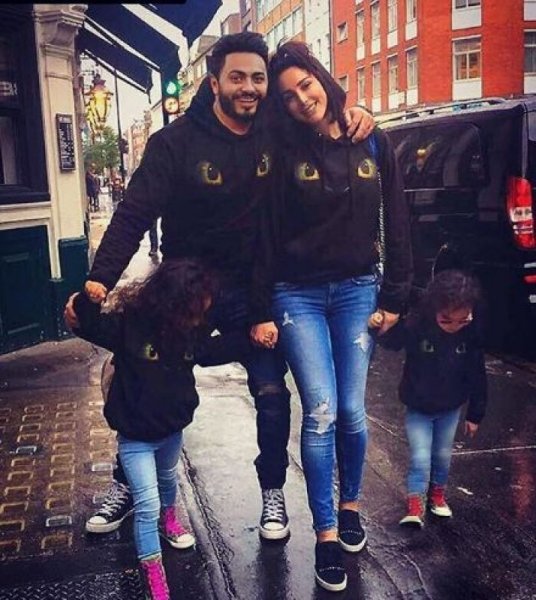 تامر حسني وزوجته وبناته