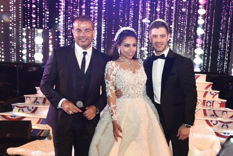 عمرو-دياب-برفقة-العروسين