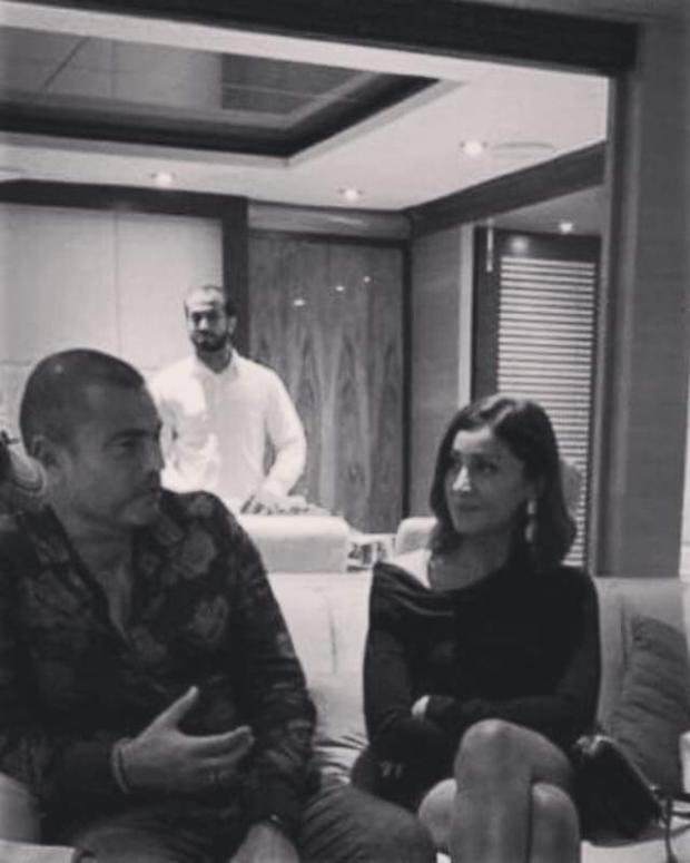 عمرو-دياب-مع-دينا-الشربيني-بدبلة-الزواج