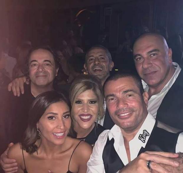 عمرو-دياب-ودينا-الشربيني-في-احتفال-وهي-يرتدي-دبلة-الزواج