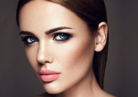 مكياج-ترابي-مع-احمر-شفاه-باستيل