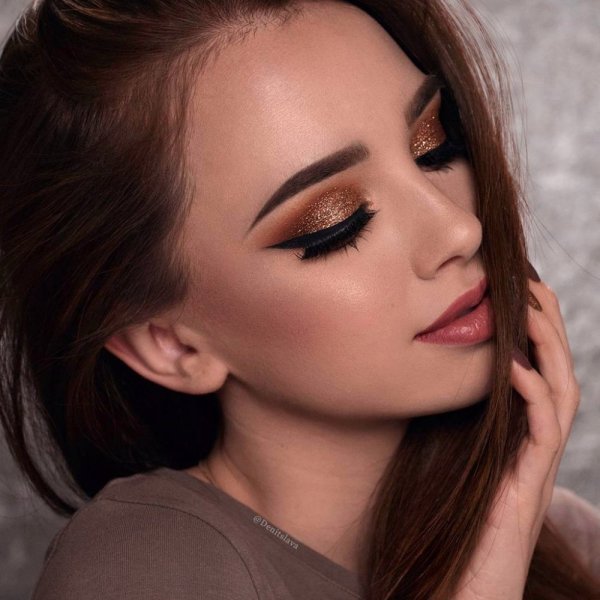 مكياج-ناعم-مع-لمسة-براقة