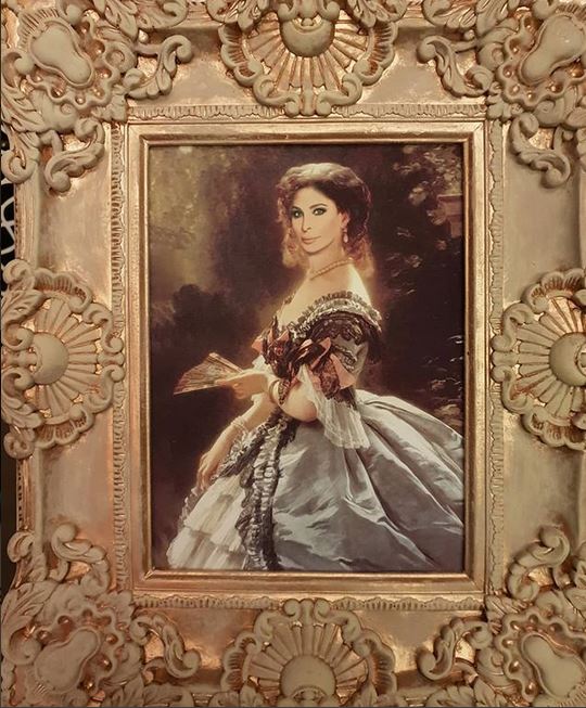 هدية وديع النجار لإليسا