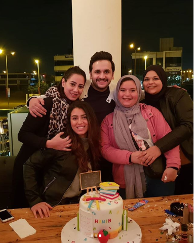 صور احتفال مصطفى خاطر بعيد ميلاد زوجته في جو عائلي