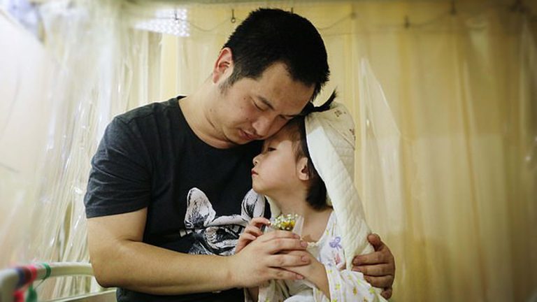 بالصور.. رجل يحقق حلم طفلته المصابة بالسرطان بإقامة حفل زفاف لها